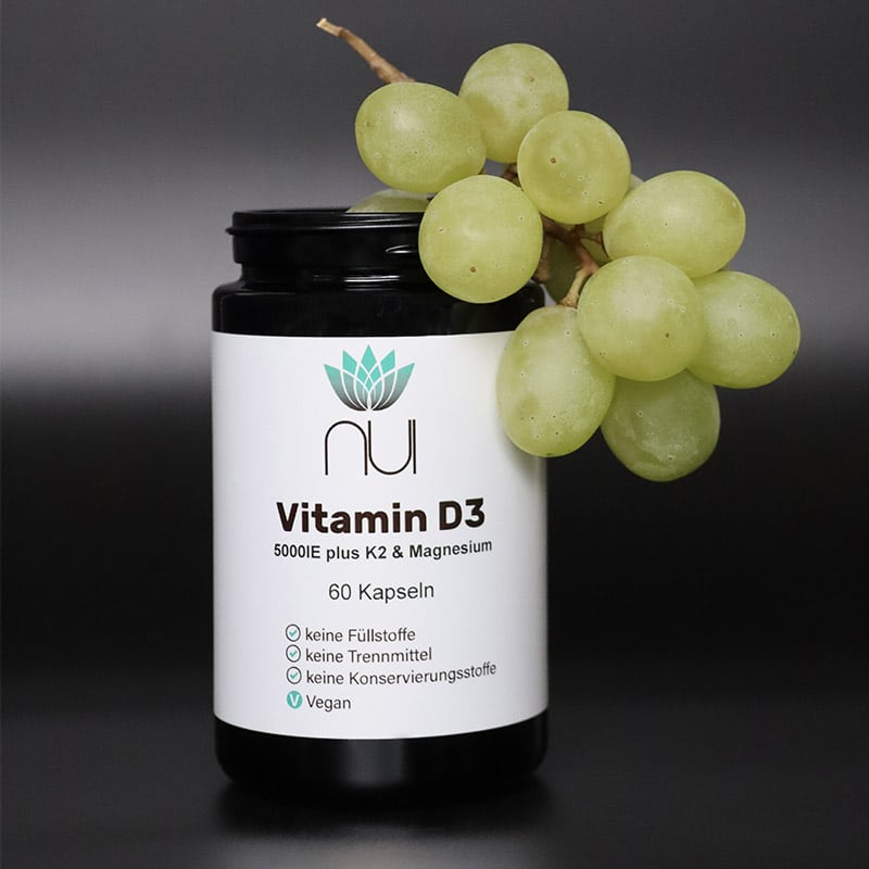 NUI Vitamin D3 Glas darauf liegen grüne Trauben
