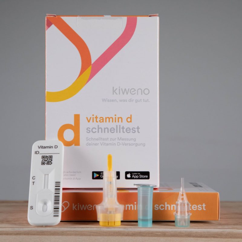 Vitamin D3 Schnelltest von kiweno. Alle benötigten Komponenten aufgestellt vor der Verpackung.