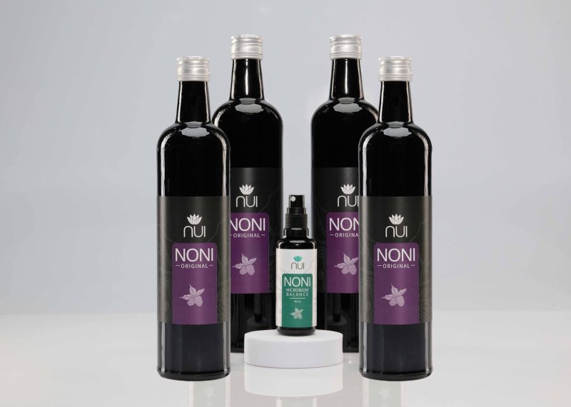 Vier NUI NONI Flaschen und in der Mitte der NUI NONI Microbiom Balance Spray