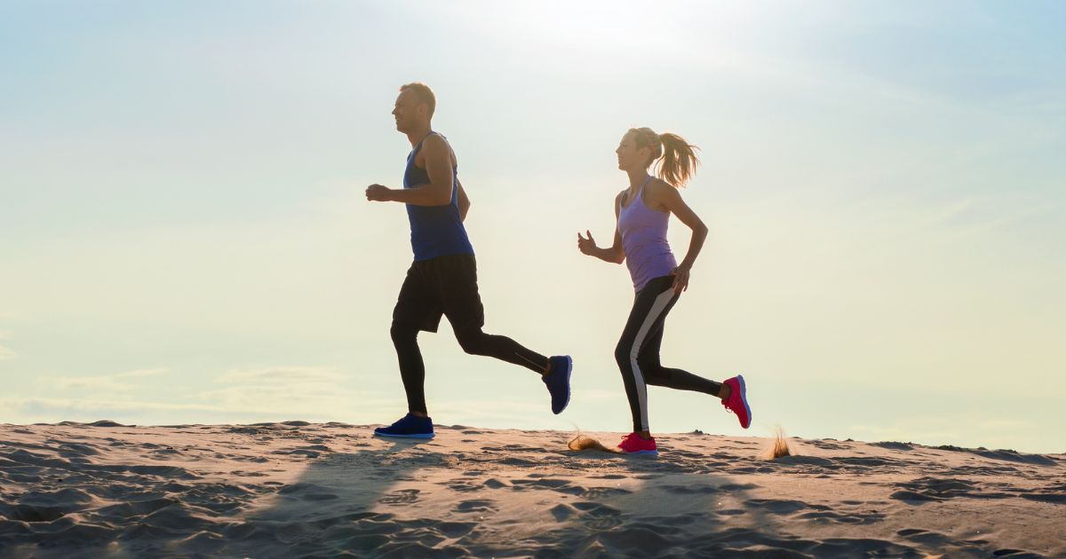 Jogger und Joggerin am Strand